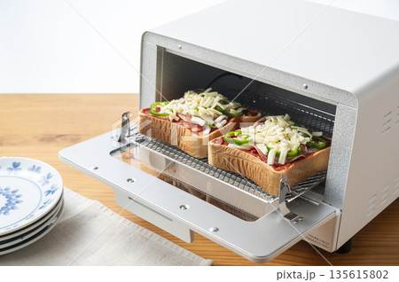 オーブントースターでピザトーストを焼く 焼く前 オーブントースターでピザトーストを焼く 焼く前 135615802
