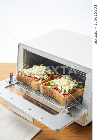 オーブントースターでピザトーストを焼く　焼く前 135615803