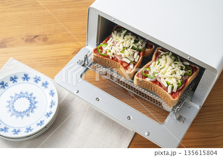 オーブントースターでピザトーストを焼く　焼く前 135615804
