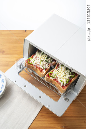 オーブントースターでピザトーストを焼く　焼く前 135615805