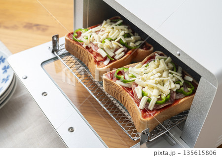 オーブントースターでピザトーストを焼く　焼く前 135615806