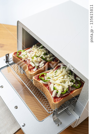 オーブントースターでピザトーストを焼く　焼く前 135615811