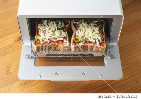 オーブントースターでピザトーストを焼く　焼く前 135615813