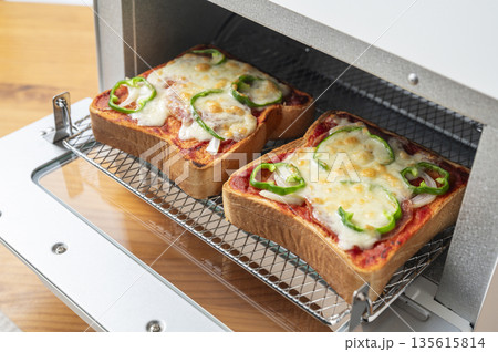 オーブントースターでピザトーストを焼く オーブントースターでピザトーストを焼く 135615814