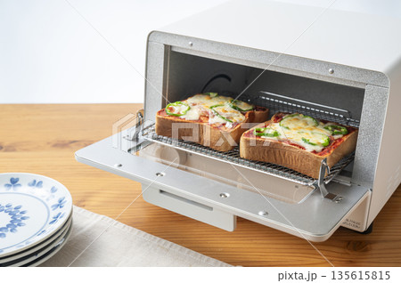 オーブントースターでピザトーストを焼く オーブントースターでピザトーストを焼く 135615815