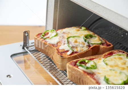 オーブントースターでピザトーストを焼く 135615820