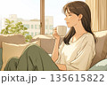 コーヒーを飲む女性 135615822