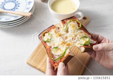 ピザトースト 135615851