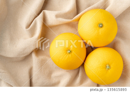 布の上に置かれた3個のはっさく（八朔） 135615893