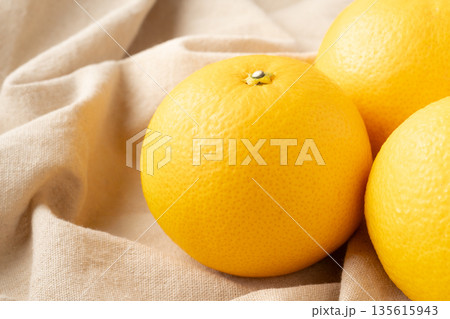 布の上に置かれた美味しそうなはっさく（八朔） 135615943