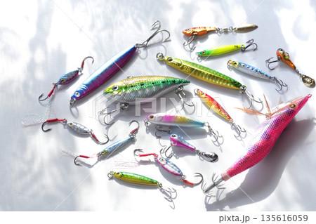 海釣りのルアーフィッシングに使うルアーの集合写真 海釣りのルアーフィッシングに使うルアーの集合写真 135616059