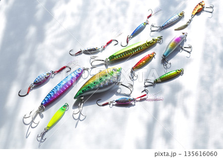 海釣りのルアーフィッシングに使うルアーの集合写真 135616060