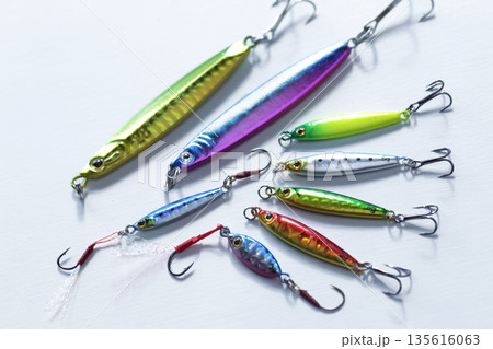 海釣りのルアーフィッシングに使うルアーの集合写真 海釣りのルアーフィッシングに使うルアーの集合写真 135616063