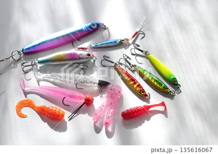 海釣りのルアーフィッシングに使うルアーの集合写真 海釣りのルアーフィッシングに使うルアーの集合写真 135616067