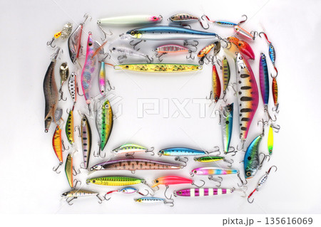 海釣りのルアーフィッシングに使うルアーの集合写真 海釣りのルアーフィッシングに使うルアーの集合写真 135616069