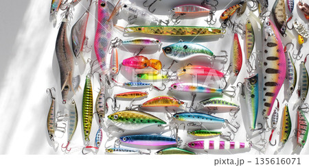 海釣りのルアーフィッシングに使うルアーの集合写真 135616071