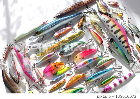 海釣りのルアーフィッシングに使うルアーの集合写真 海釣りのルアーフィッシングに使うルアーの集合写真 135616072