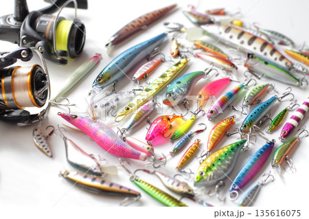 海釣りのルアーフィッシングに使うルアーの集合写真 海釣りのルアーフィッシングに使うルアーの集合写真 135616075