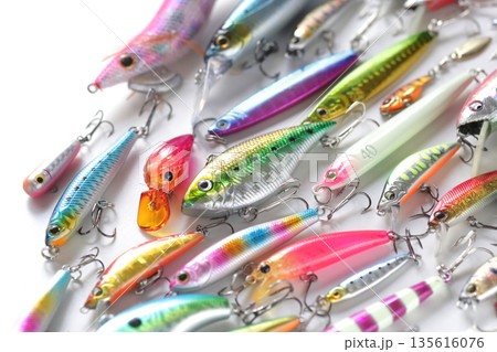 海釣りのルアーフィッシングに使うルアーの集合写真 135616076