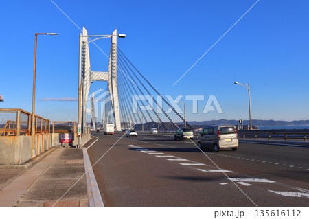 瀬戸大橋上の岩黒島バス停留所(香川県坂出市) 瀬戸大橋上の岩黒島バス停留所(香川県坂出市) 135616112