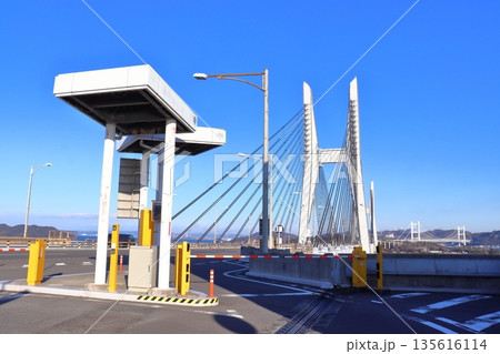 瀬戸中央自動車道(瀬戸大橋)上の岩黒島バス停とIC(香川県坂出市) 瀬戸中央自動車道(瀬戸大橋)上の岩黒島バス停とIC(香川県坂出市) 135616114