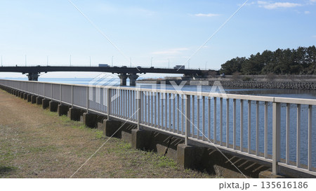 花見川サイクリングロードの脇の芝生スペース 135616186