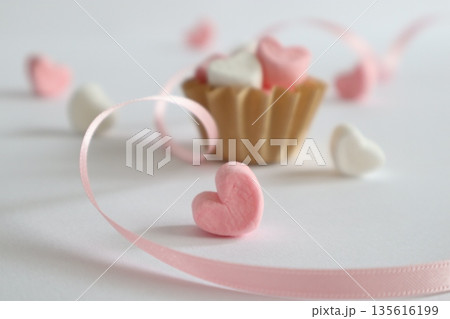 可愛いハート型のマシュマロとリボン 135616199