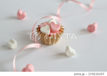 可愛いハート型のマシュマロとリボン 135616207