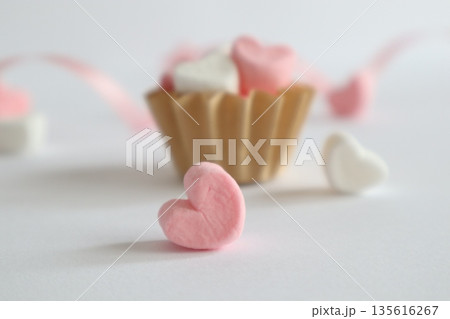 可愛いハート型のマシュマロとリボン 135616267