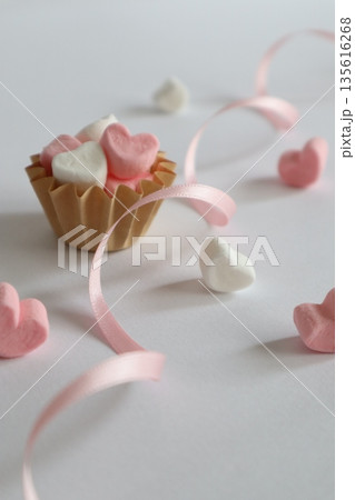 可愛いハート型のマシュマロとリボン 135616268