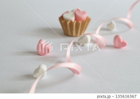 可愛いハート型のマシュマロとリボン 可愛いハート型のマシュマロとリボン 135616367