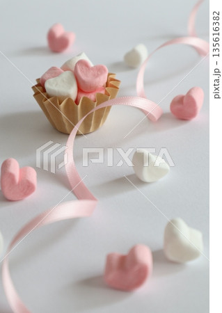 可愛いハート型のマシュマロとリボン 可愛いハート型のマシュマロとリボン 135616382