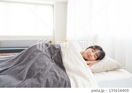 ベッドで眠る若い女性 ベッドで眠る若い女性 135616409
