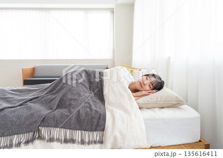 ベッドで眠る若い女性 ベッドで眠る若い女性 135616411