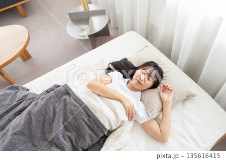 ベッドで眠る若い女性 ベッドで眠る若い女性 135616415