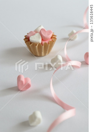 可愛いハート型のマシュマロとリボン 135616445