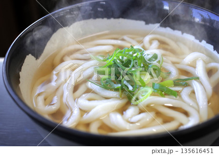 湯気の上る温かいうどん 湯気の上る温かいうどん 135616451