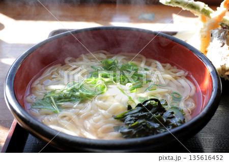 湯気の上る温かいうどん 湯気の上る温かいうどん 135616452