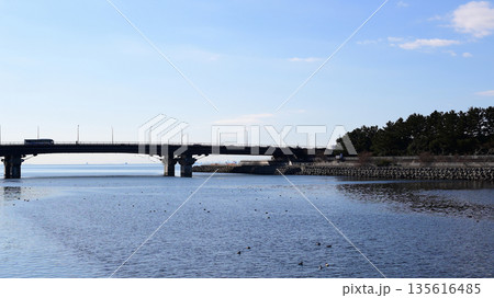 花見川河口付近と美浜大橋 花見川河口付近と美浜大橋 135616485