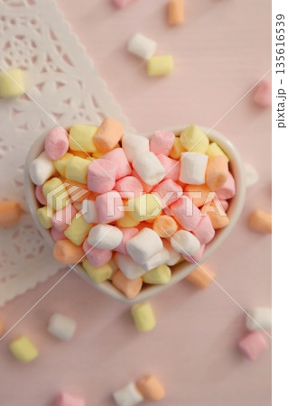 こぼれるカラフルなハートのマシュマロ 135616539
