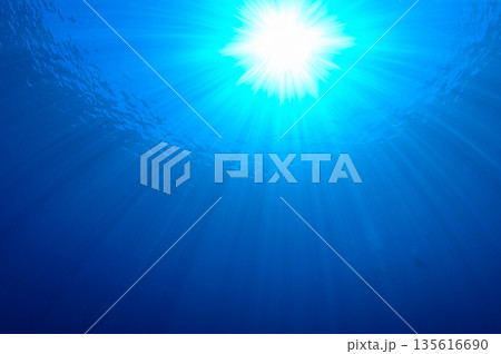 青い海と光芒　パラオの海　ダイビングの風景 135616690