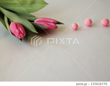 チューリップの花とピンクのちりめん玉 チューリップの花とピンクのちりめん玉 135616770