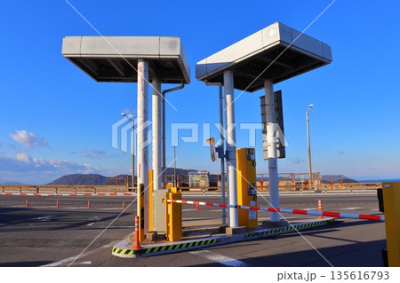 瀬戸中央自動車道(瀬戸大橋)上の岩黒島バス停とIC(香川県坂出市) 瀬戸中央自動車道(瀬戸大橋)上の岩黒島バス停とIC(香川県坂出市) 135616793