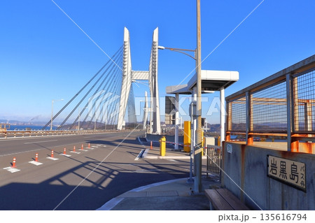 瀬戸中央自動車道(瀬戸大橋)上の岩黒島バス停とIC(香川県坂出市) 瀬戸中央自動車道(瀬戸大橋)上の岩黒島バス停とIC(香川県坂出市) 135616794