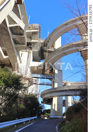 瀬戸大橋 岩黒島ICのループ橋とエレベーター塔(香川県坂出市) 瀬戸大橋 岩黒島ICのループ橋とエレベーター塔(香川県坂出市) 135616795