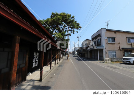 青森　黒石　重伝建地区の古い街並み（松の湯交流館） 135616864