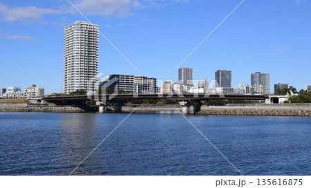 検見川浜から見た美浜大橋と海浜幕張の風景 検見川浜から見た美浜大橋と海浜幕張の風景 135616875