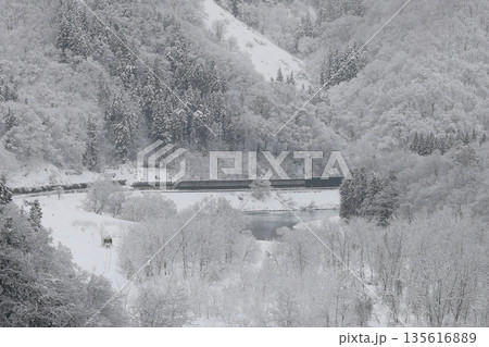 雪景色の飯山線 135616889
