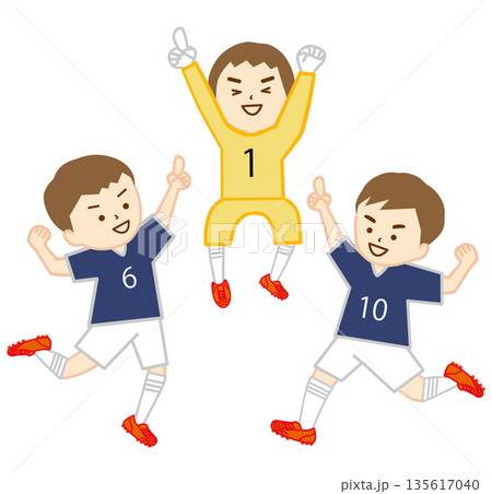 サッカーの試合に勝ち、ナンバーワンのポーズを取って喜ぶ男の子たち 135617040