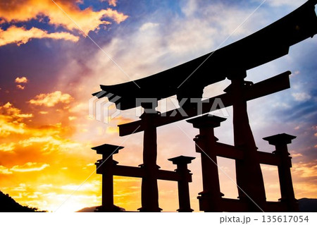 宮島の大鳥居（シルエットVersion） 135617054